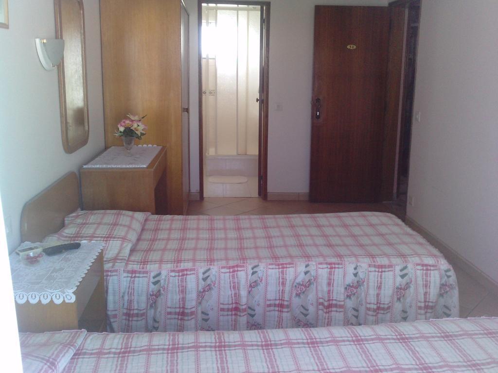 Residencial Nosso Paraiso Panzió Quarteira Szoba fotó